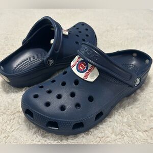 Crocs Unisex-Adult MLB Classic Clogs Chicago Cubs baseball logo charm Size M6 W8